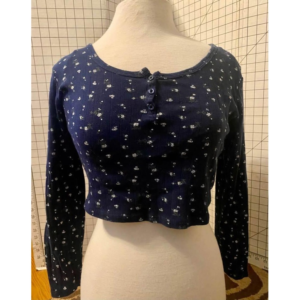 Navy Floral Ribbed Crop Top Henley. Sz L. Just Polly New York